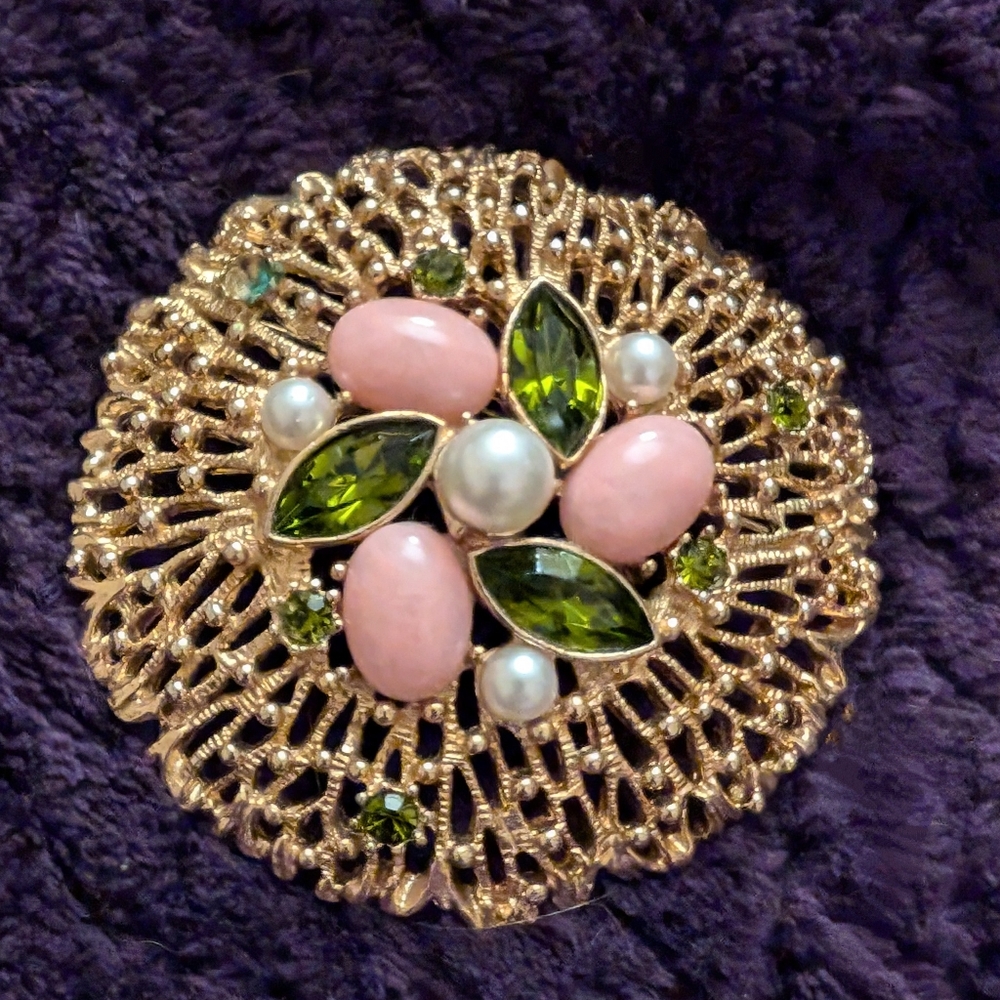 Sarah Coventry vintage Sand dollar broach S